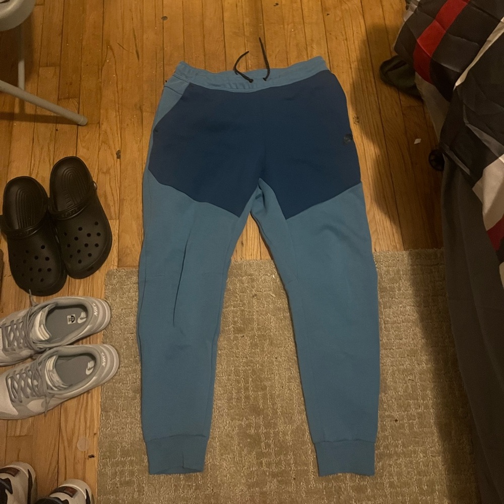nike tech sweatpantss size L. very good condition only wore twice.